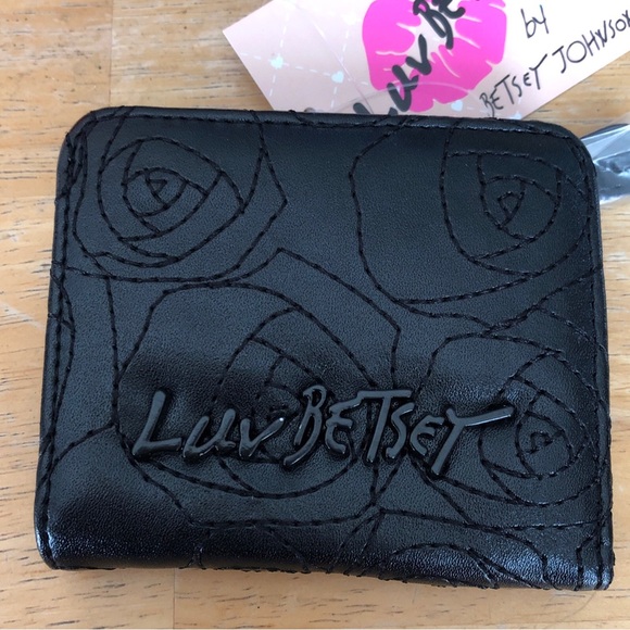 Betsey Johnson Luv Betsey Snap Card Wallet Black Tonal Stitched Rose Pattern NWT - Picture 2 of 16